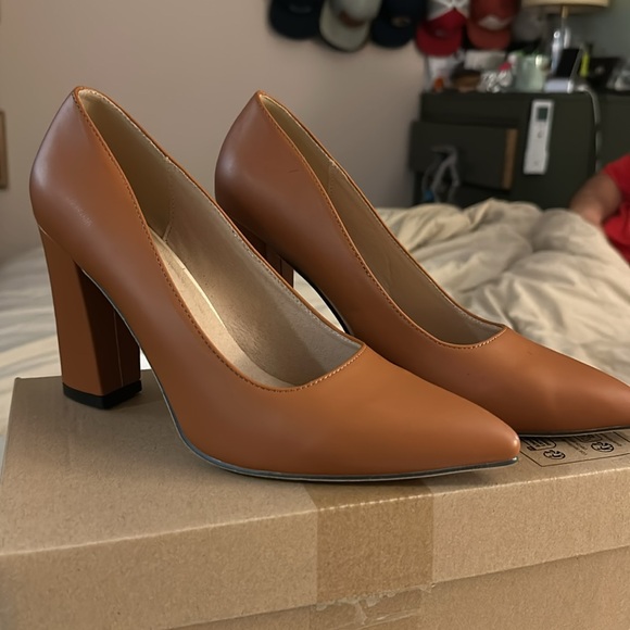 Cognac Pumps - Picture 3 of 9